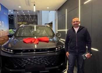 عميل يستلم سيارته إكسيد