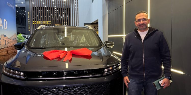 عميل يستلم سيارته إكسيد