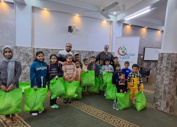 جانب من توزيع ملابس العيد