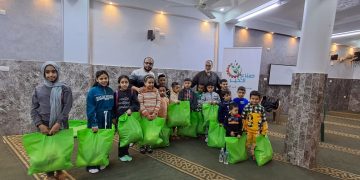 جانب من توزيع ملابس العيد