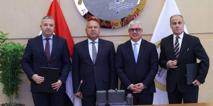 جانب من التوقيع